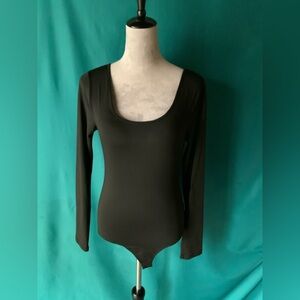 Heyson Sleek Black Scoop Neck Bodysuit, Women’s Size Medium